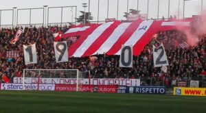 3805032_2008_vicenza_calcio_curva_sud.jpg