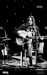 neil-young-1971-journey-through-the-past-solo-tour-neil-young-royal-albert-hall-london-02-27th-1971-2D86FM9.jpg