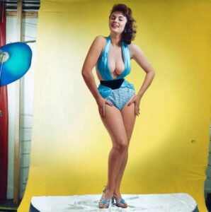 model-and-actress-eve-eden-during-a-photo-session-1960-v0-biaz7zs6we491